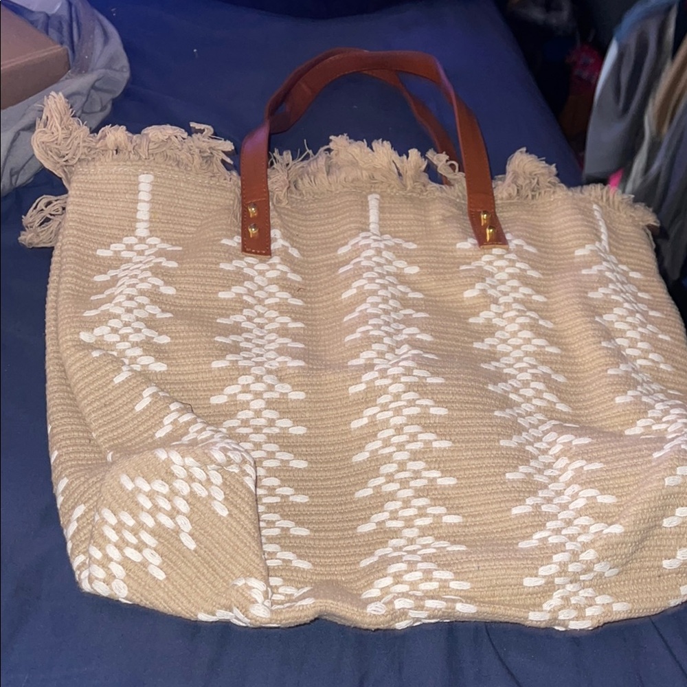 Beach bag with zipper closure NWOT